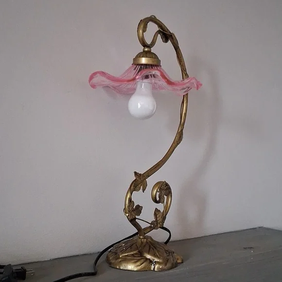 NIB Dolls Kill Dreamland Bloom Pink Table Lamp!! - Picture 3 of 16